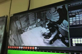 Hình ảnh qua camera cho thấy, 2 nạn nhân bị mắc kẹt khá lâu trong thang máy. (Ảnh: PV/Vietnam+) 