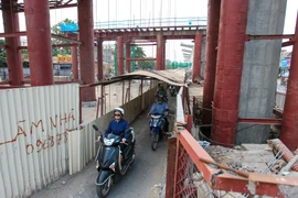 Hơn một tuần nay, người dân Thủ đô lưu thông đến ngã tư Nhổn - Cầu Diễn đều cảm thấy lạ lùng khi xe máy được bố trí qua một lối đi riêng bằng đường hầm. (Ảnh: PV/Vietnam+)