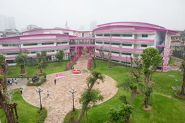 Trường TH School nổi bật ngay giữa trung tâm Hà Nội với tông chủ đạo màu hồng với khuôn viên rất đẹp và cơ sở vật chất hiện đại. (Ảnh: Minh Sơn/Vietnam+) 