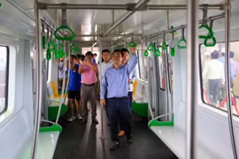 Sáng 20/5, người dân đã có thể tận mắt chiêm ngưỡng những hình ảnh đầu tiên về đoàn tàu đường sắt đô thị Cát Linh - Hà Đông tại nhà ga mẫu La Khê. (Ảnh: Minh Sơn/Vietnam+)