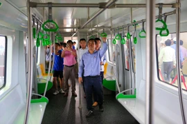 Sáng 20/5, người dân đã có thể tận mắt chiêm ngưỡng những hình ảnh đầu tiên về đoàn tàu đường sắt đô thị Cát Linh - Hà Đông tại nhà ga mẫu La Khê. (Ảnh: Minh Sơn/Vietnam+)