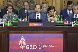 Tổng thống Indonesia Joko Widodo (giữa) phát biểu khai mạc Hội nghị thượng đỉnh Nhóm các nền kinh tế phát triển và mới nổi hàng đầu thế giới (G20) ở Bali. (Ảnh: Kyodo/TTXVN)
