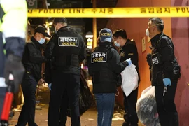 Cảnh sát điều tra tại hiện trường vụ giẫm đạp ở Itaewon, Seoul, Hàn Quốc. (Ảnh: Yonhap/TTXVN)