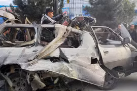 Hiện trường một vụ đánh bom xe ở Kabul, Afghanistan. (Ảnh: AFP/TTXVN)