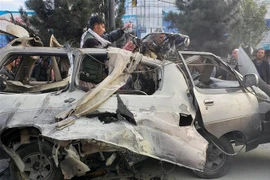 Hiện trường một vụ đánh bom xe ở Kabul, Afghanistan. (Ảnh: AFP/TTXVN)