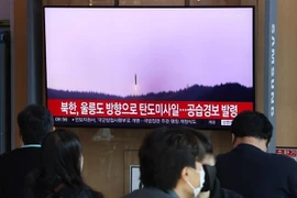 Truyền hình Hàn Quốc đưa tin về vụ phóng tên lửa đạn đạo của Triều Tiên về vùng biển phía Đông bán đảo Triều Tiên. (Ảnh: YONHAP/TTXVN)