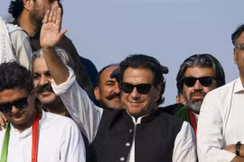 Cựu Thủ tướng Pakistan Imran Khan (giữa) tại một cuộc míttinh ở Islamabad. (Ảnh: AFP/TTXVN)