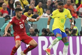 Pha tranh bóng giữa tiền đạo Brazil Neymar (phải) và đối thủ Serbia Dusan Tadic. (Ảnh: AFP/TTXVN)