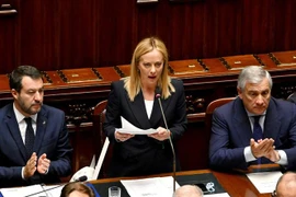 Thủ tướng Italy Giorgia Meloni (giữa) phát biểu trong một phiên họp Quốc hội ở Rome. (Ảnh: AFP/TTXVN)