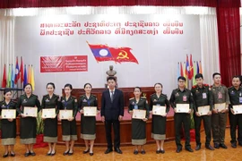 Đại diện Đại sứ quán Việt Nam tại Lào chụp ảnh lưu niệm với các học viên lớp tiếng Việt cơ bản khóa 5 tại buổi lễ. (Ảnh: Phạm Kiên/TTXVN)