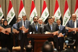 Thủ tướng al-SudaniCùng các thành viên nội các tuyên thệ nhậm chức tại Quốc hội ở thủ đô Baghdad. (Ảnh: THX/TTXVN)