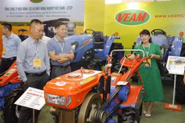 Gian triển lãm máy kéo của Tổng công ty Máy động lực và máy nông nghiệp Việt Nam. (Ảnh: Trần Việt/TTXVN)