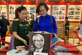 Khách tham quan Triển lãm. (Ảnh: Ánh Tuyết/TTXVN)