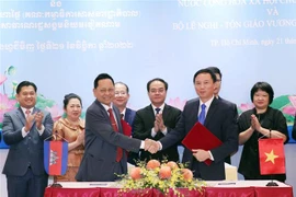 Ông Vũ Hoài Bắc (phải), Trưởng ban Ban Tôn giáo Chính phủ (Bộ Nội vụ Việt Nam), và ông Chhit Sokhon (trái), Bộ trưởng Bộ Lễ nghi-Tôn giáo Campuchia ký Thỏa thuận hợp tác trong lĩnh vực tôn giáo giai đoạn 2022-2026. (Ảnh: Xuân Khu/TTXVN)