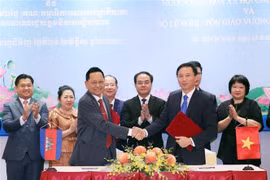 Ông Vũ Hoài Bắc (phải), Trưởng ban Ban Tôn giáo Chính phủ (Bộ Nội vụ Việt Nam), và ông Chhit Sokhon (trái), Bộ trưởng Bộ Lễ nghi-Tôn giáo Campuchia ký Thỏa thuận hợp tác trong lĩnh vực tôn giáo giai đoạn 2022-2026. (Ảnh: Xuân Khu/TTXVN)