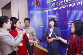 Phóng viên phỏng vấn đại biểu Quốc hội tỉnh Hải Dương Nguyễn Thị Việt Nga bên hành lang Quốc hội. (Ảnh: Doãn Tấn/TTXVN)