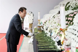 Tổng thống Hàn Quốc Yoon Suk-yeol đặt hoa tưởng niệm các nạn nhân thiệt mạng trong thảm họa giẫm đạp ở Itaewon, tại Tòa thị chính Seoul. (Ảnh: Yonhap/TTXVN)
