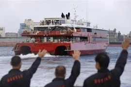Tàu cao tốc của công ty vận tải JR Kyushu Jet Ferry rời cảng Hakata ở Fukuoka, Nhật Bản, tới Busan, Hàn Quốc. (Ảnh: Kyodo/TTXVN)