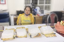 Đối tượng Lừu Thị Mỷ cùng tang vật 4kg ma túy đá. (Nguồn: Báo Lào Cai)