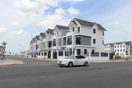 Dãy nhà ở cao cấp trong Khu đô thị Tây Bắc trên địa bàn thành phố Rạch Giá (Kiên Giang). (Ảnh: Lê Huy Hải/TTXVN)