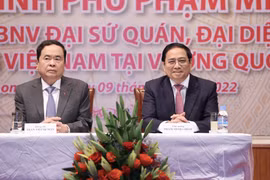 Thủ tướng Phạm Minh Chính thăm, nói chuyện với cán bộ, nhân viên Đại sứ quán Việt Nam tại Campuchia. (Ảnh: Dương Giang/TTXVN)