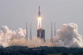 Tên lửa đẩy Trường Chinh 5B Y4, mang theo module Mộng Thiên, rời bệ phóng tại bãi phóng Văn Xương, tỉnh Hải Nam, miền Nam Trung Quốc. (Ảnh: THX/TTXVN)