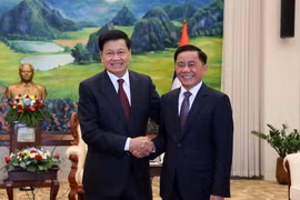Tổng Bí Thư, Chủ tịch nước Lào Thongloun Sisoulith đón Chủ nhiệm Ủy ban Kiểm tra Trung ương Trần Cẩm Tú. (Ảnh: Phạm Kiên/TTXVN)
