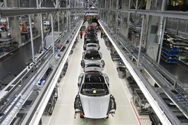 Dây chuyền lắp ráp xe ôtô của Hãng Porsche ở Stuttgart, miền Nam Đức. (Ảnh: AFP/TTXVN)