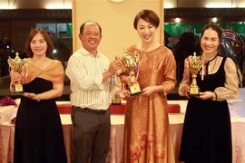 Ông Phan Trung Hiếu, Chủ tịch VGAJ, trao giải cho các vận động viên nữ. (Ảnh: TTXVN phát)