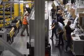 Nhân viên làm việc tại trung tâm phân phối của Amazon ở Moenchengladbach, Đức. (Ảnh: AFP/TTXVN)