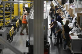 Nhân viên làm việc tại trung tâm phân phối của Amazon ở Moenchengladbach, Đức. (Ảnh: AFP/TTXVN)