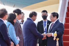 Quan chức cấp cao Campuchia đón Thủ tướng Phạm Minh Chính tại sân bay quốc tế Pnom Penh. (Ảnh: Dương Giang/TTXVN)