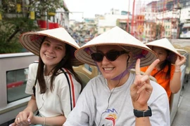Các doanh nghiệp lữ hành Australia trải nghiệm xe buýt 2 tầng tại Hà Nội. (Ảnh: TTXVN phát)