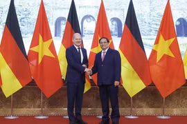 Thủ tướng Phạm Minh Chính và Thủ tướng CHLB Đức Olaf Scholz trước khi bước vào hội đàm. (Ảnh: Lâm Khánh/TTXVN)