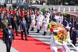 Thủ tướng Phạm Minh Chính đến đặt vòng hoa tại Đài Độc lập. (Ảnh: Dương Giang/TTXVN)