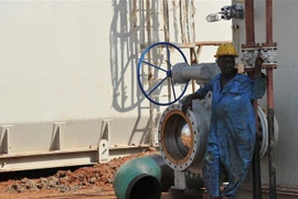 Công nhân làm việc tại cơ sở lọc dầu ở Sudan. (Ảnh: AFP/TTXVN)