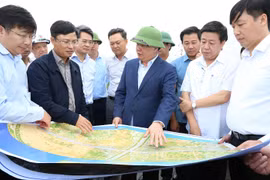 Bí thư Thành ủy Hà Nội Đinh Tiến Dũng cùng đoàn khảo sát thực địa tại huyện Hoài Đức. (Nguồn: hanoi.gov.vn)