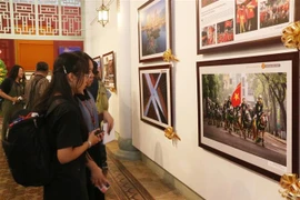 Triển lãm thu hút sự quan tâm của các bạn trẻ. (Ảnh: Thu Hương/TTXVN)