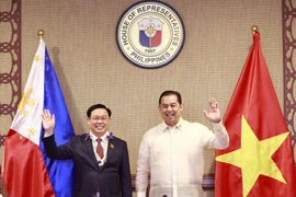 Chủ tịch Quốc hội Vương Đình Huệ và Chủ tịch Hạ viện Philippines Martin Romualdez tại lễ đón. (Ảnh: Doãn Tấn/TTXVN)
