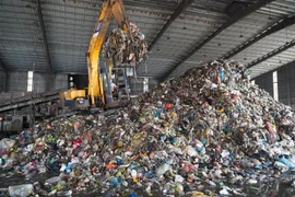 Xử lý rác sinh hoạt. (Ảnh: Huỳnh Phúc Hậu/TTXVN)