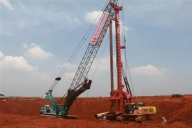 Máy móc thi công cọc khoan nhồi móng nhà ga hành khách sân bay Long Thành. (Ảnh: Công Phong/TTXVN)
