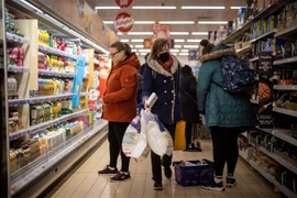 Người dân mua sắm tại siêu thị ở London, Anh. (Ảnh: AFP/TTXVN)