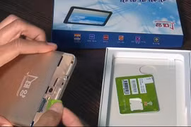 Lắp thẻ SIM vào máy tính bảng Daeyang 8321. (Nguồn: KCTV)