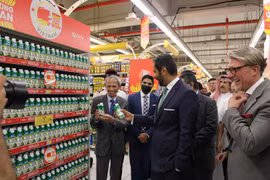 Đại sứ Đặng Xuân Dũng đang giới thiệu sản phẩm của Việt Nam tại Siêu thị Lulu ở Saudi Arabia. (Ảnh: TTXVN phát)