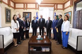 Đoàn đại biểu Đảng Cộng sản Việt Nam chào Tổng thống Cộng hòa Dominica Luis Rodolfo Abinader. (Ảnh: Mai Phương/TTXVN)