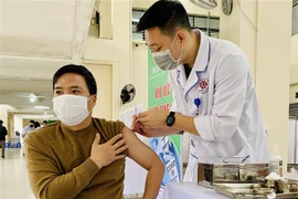 Tiêm vaccine phòng COVID-19 liều bổ sung, liều nhắc lại cho người dân. (Ảnh: Thanh Vân/TTXVN)
