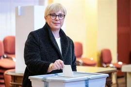 Ứng cử viên độc lập, luật sư Natasa Pirc Musar, bỏ phiếu trong cuộc bầu cử Tổng thống Slovenia ở Radomlje, ngày 23/10/2022. (Ảnh: AFP/TTXVN)