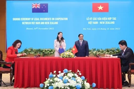 Thủ tướng Chính phủ Phạm Minh Chính và Thủ tướng New Zealand Jacinda Ardern chứng kiến lễ ký Thỏa thuận hợp tác giữa Bộ Giao thông vận tải Việt Nam và Bộ Giao thông vận tải New Zealand về họp tác hàng không dân dụng. (Ảnh: Dương Giang/TTXVN)