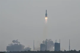 Tên lửa đẩy Trường Chinh 5B Y4, mang theo module Mộng Thiên rời bệ phóng tại bãi phóng Văn Xương, tỉnh Hải Nam, miền Nam Trung Quốc ngày 31/10/2022. (Ảnh: THX/TTXVN)