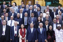 Chủ tịch nước Nguyễn Xuân Phúc với đoàn đại biểu dự Đại hội 22 Hội đồng Hòa bình thế giới. (Ảnh: Thống Nhất/TTXVN)